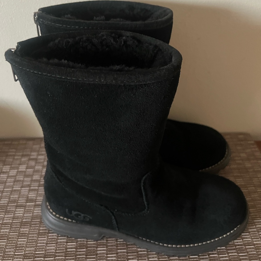 Ugg Boots Classic Short Zip Up 
Womens boot size 7